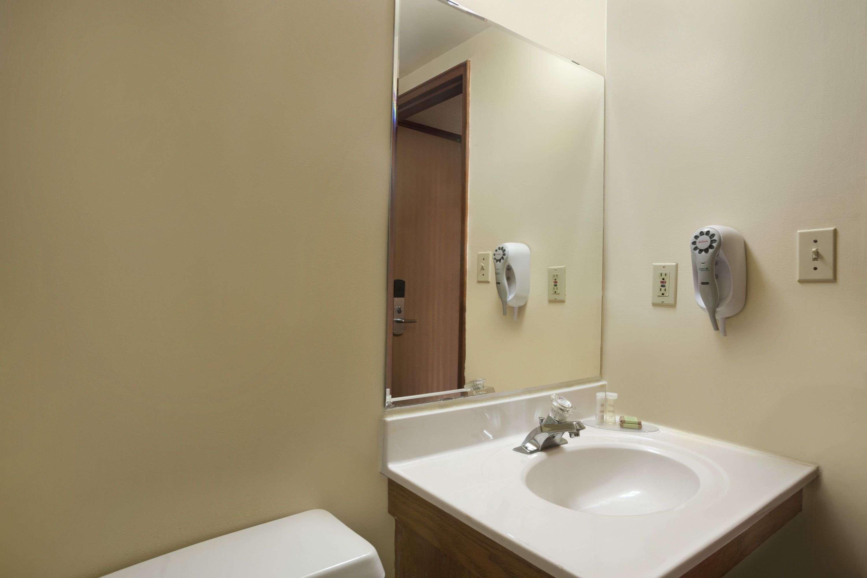 Super 8 By Wyndham On Sarnia