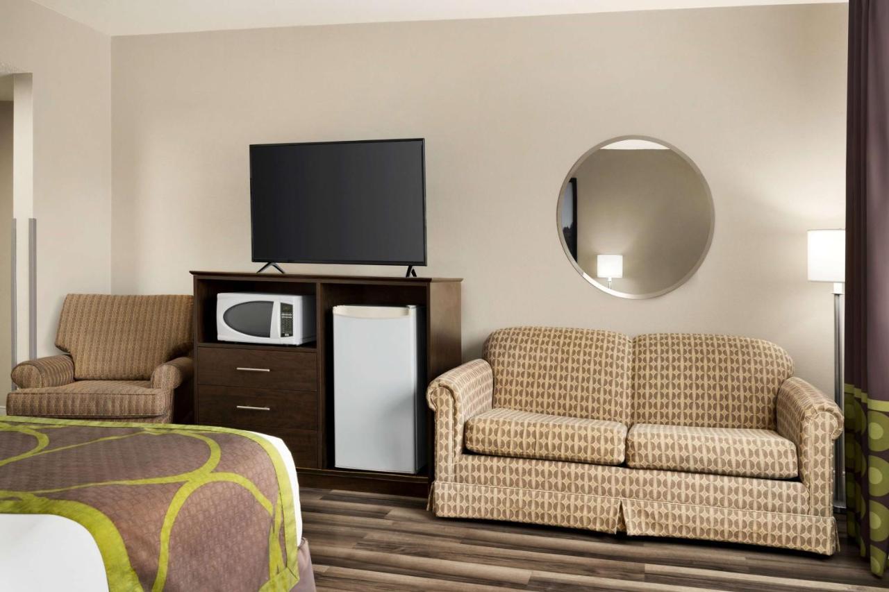 Super 8 By Wyndham On