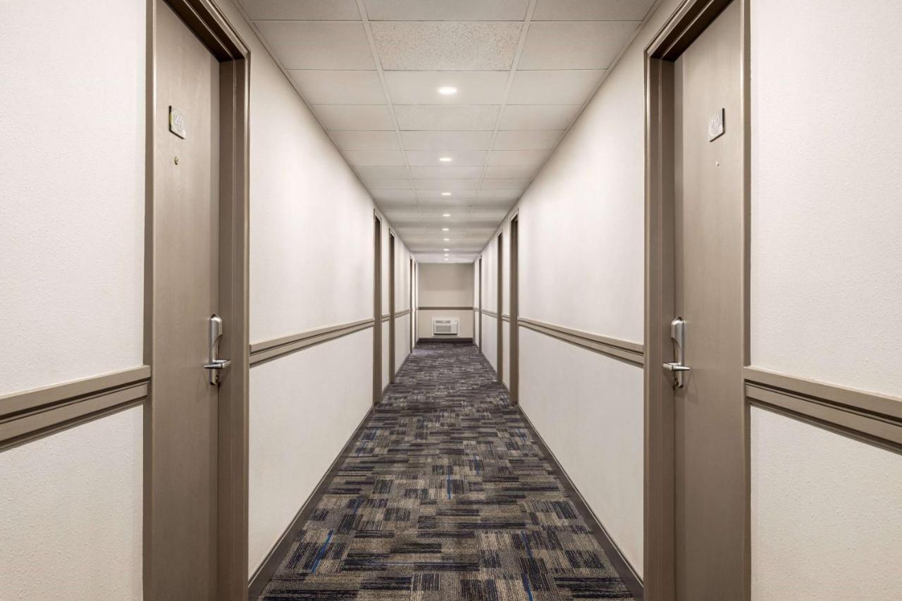 Super 8 By Wyndham On Sarnia