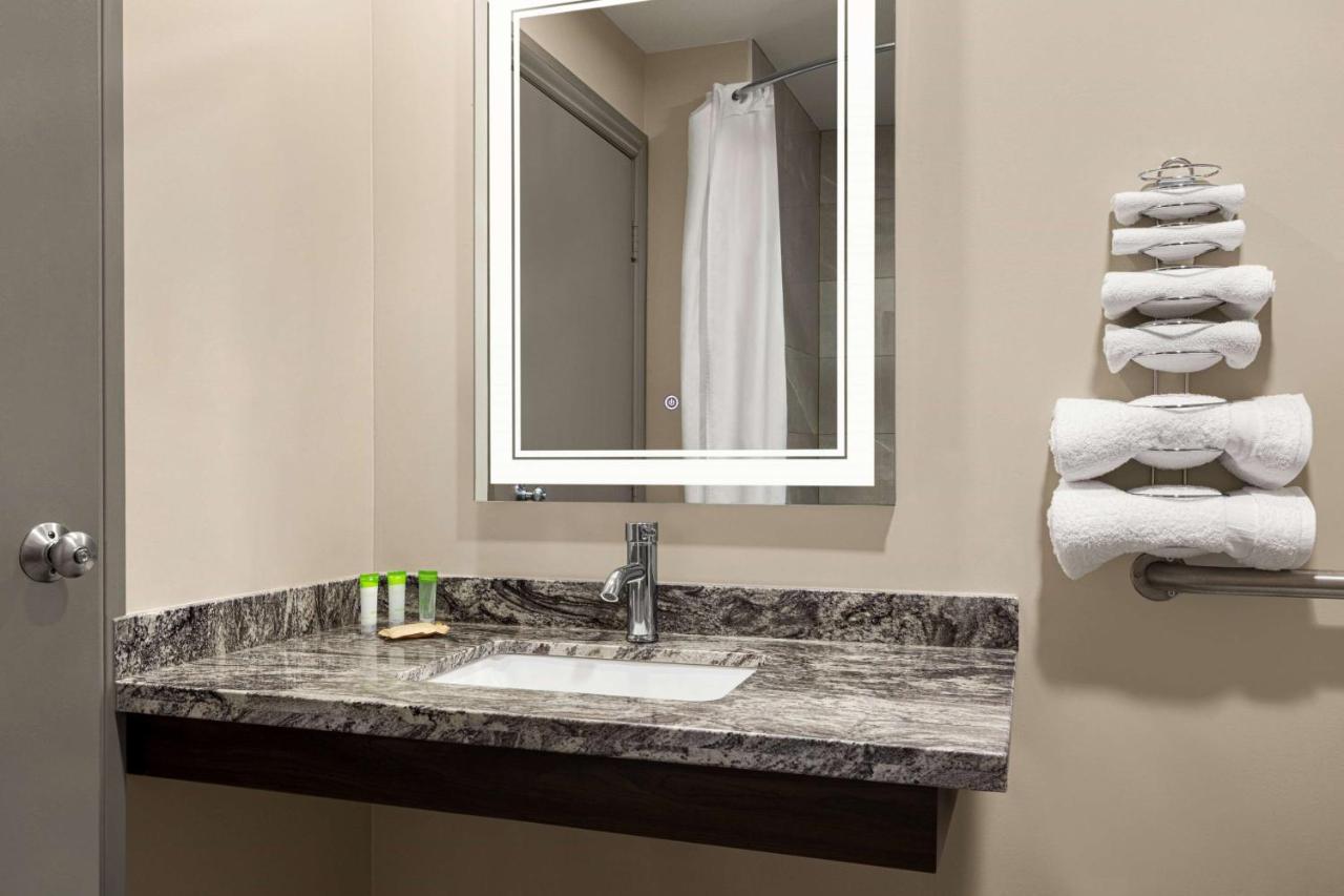 Hotel Super 8 By Wyndham On Sarnia