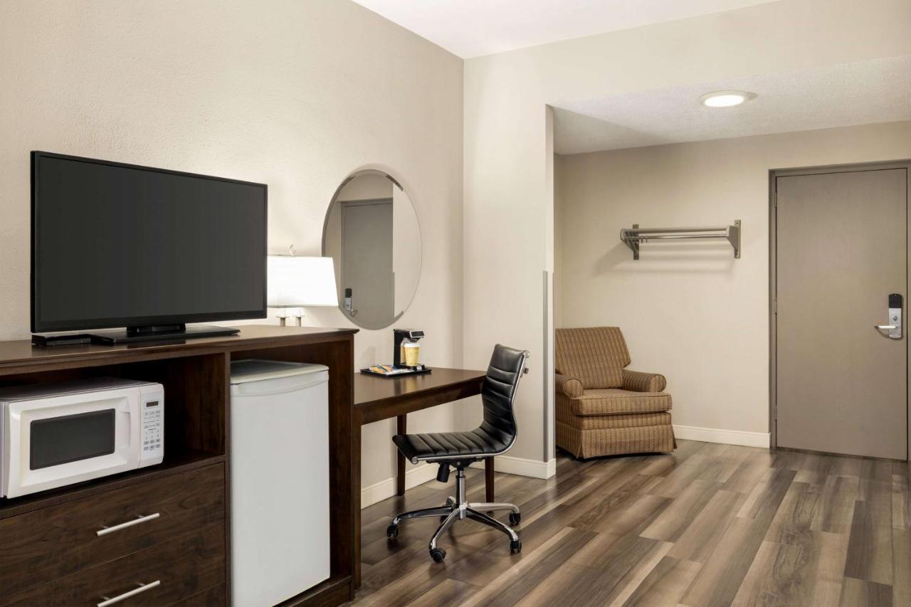 Hotel Super 8 By Wyndham On Sarnia