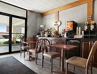 Super 8 By Wyndham Sarnia On 